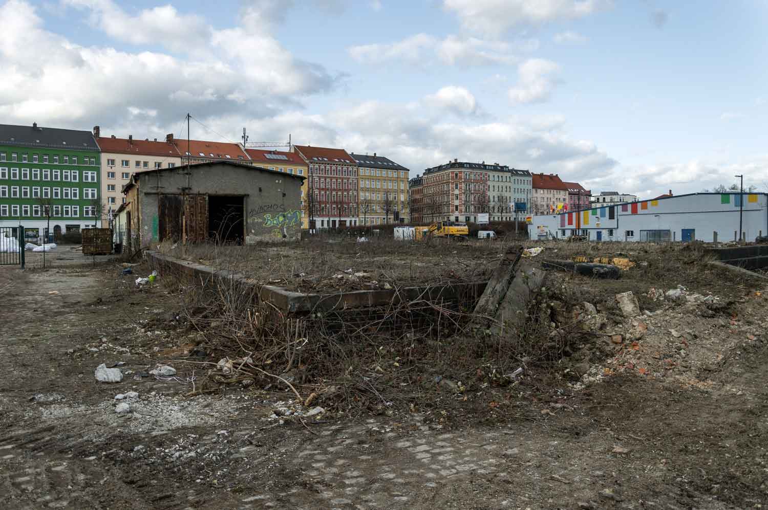 Ruinen vor Straßenzug