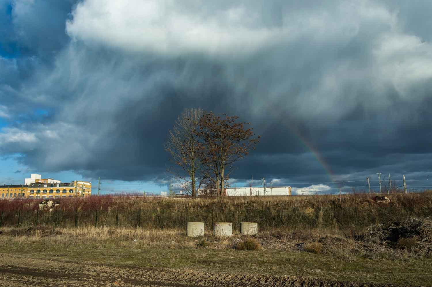 Regenbogen über Brachfläche