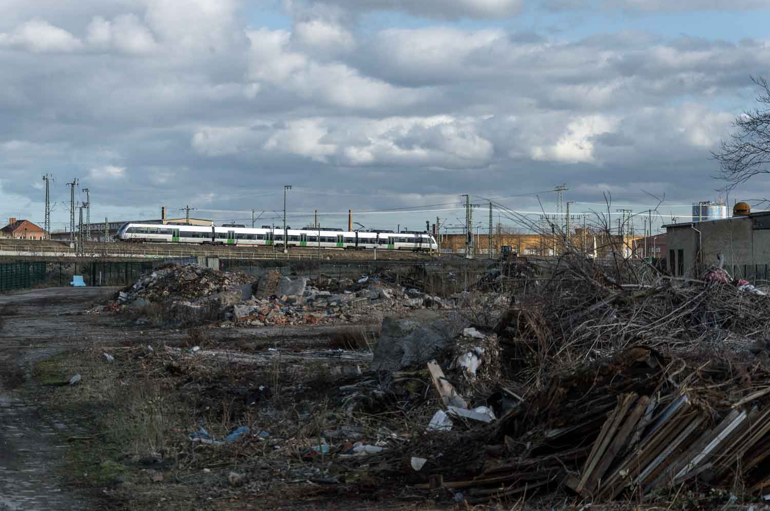 S-Bahn-Zug am Rande des Geländes