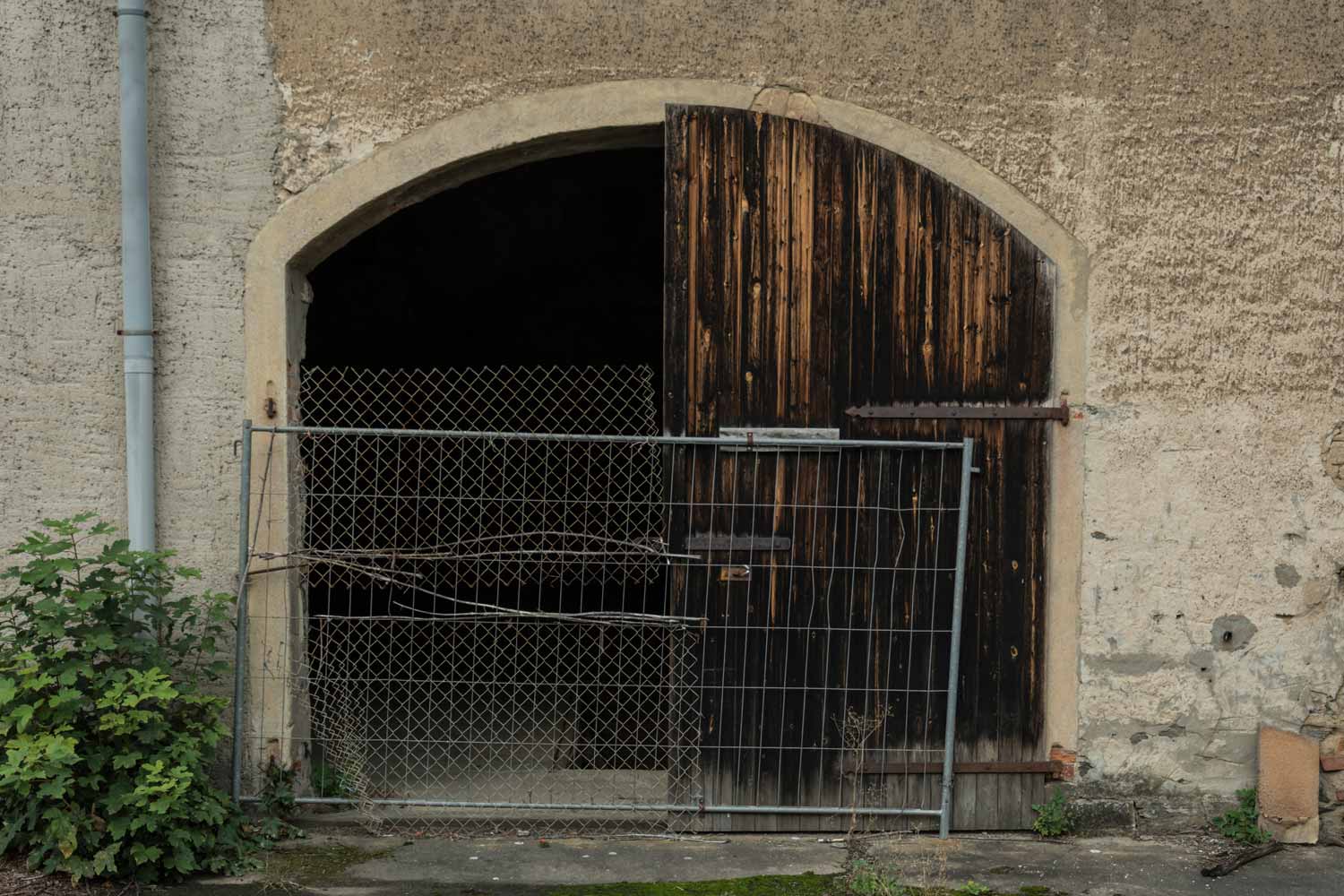 Schuppentor am verfallenen Milchhof in Mügeln Gesichertes Schuppentor