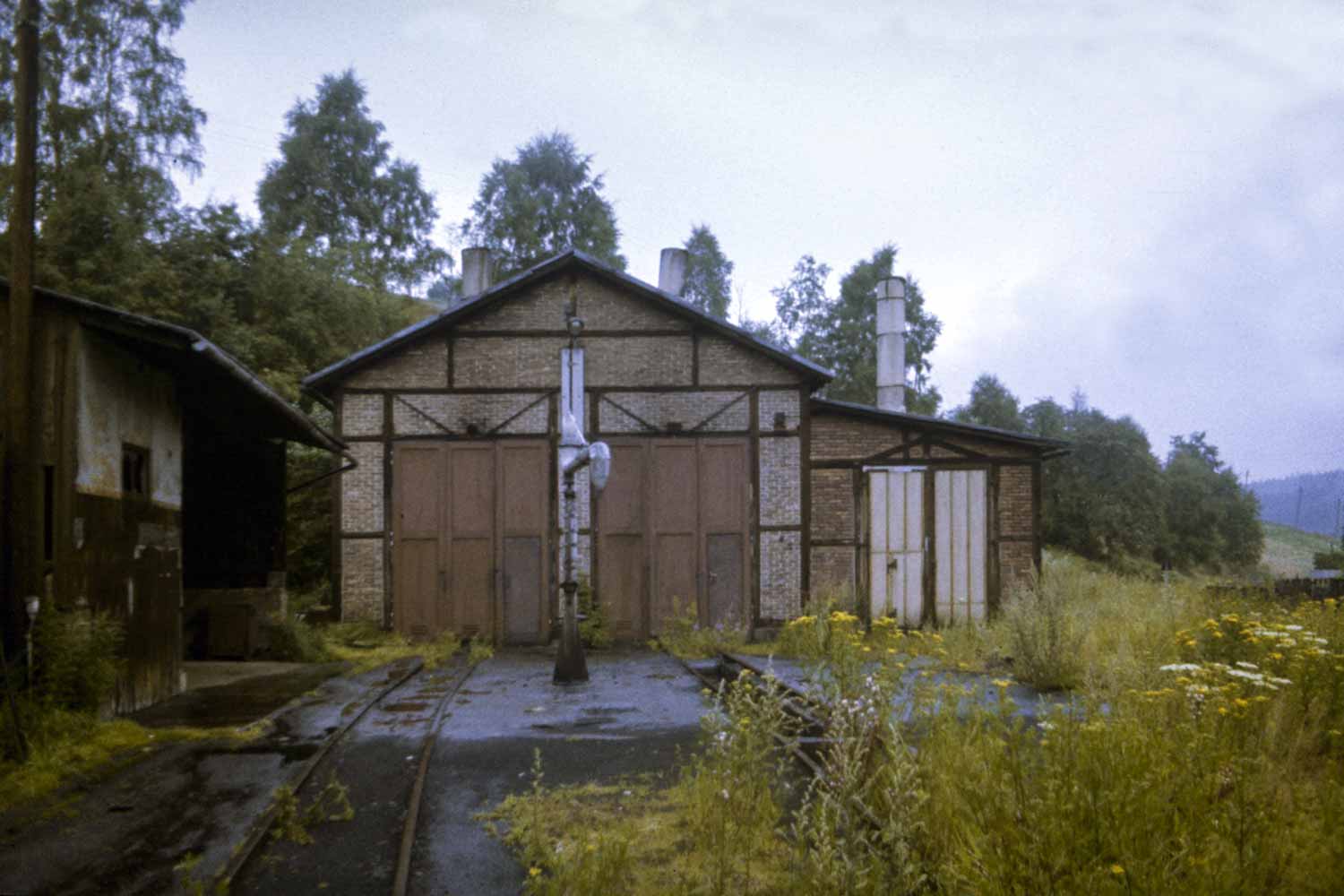 Das geschlossene Heizhaus im Bahnhof Jöhstadt Lokschuppen im Wildwuchs