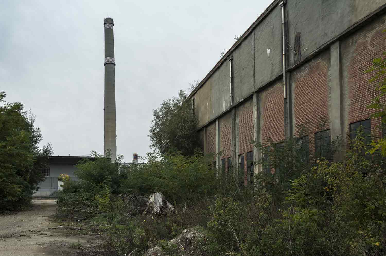 Kraftwerksschornstein und Kohlebunkere