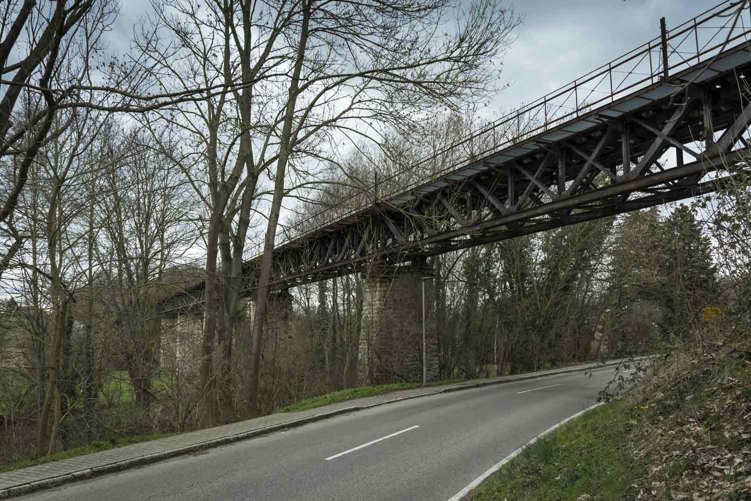 Viadukt über Straße