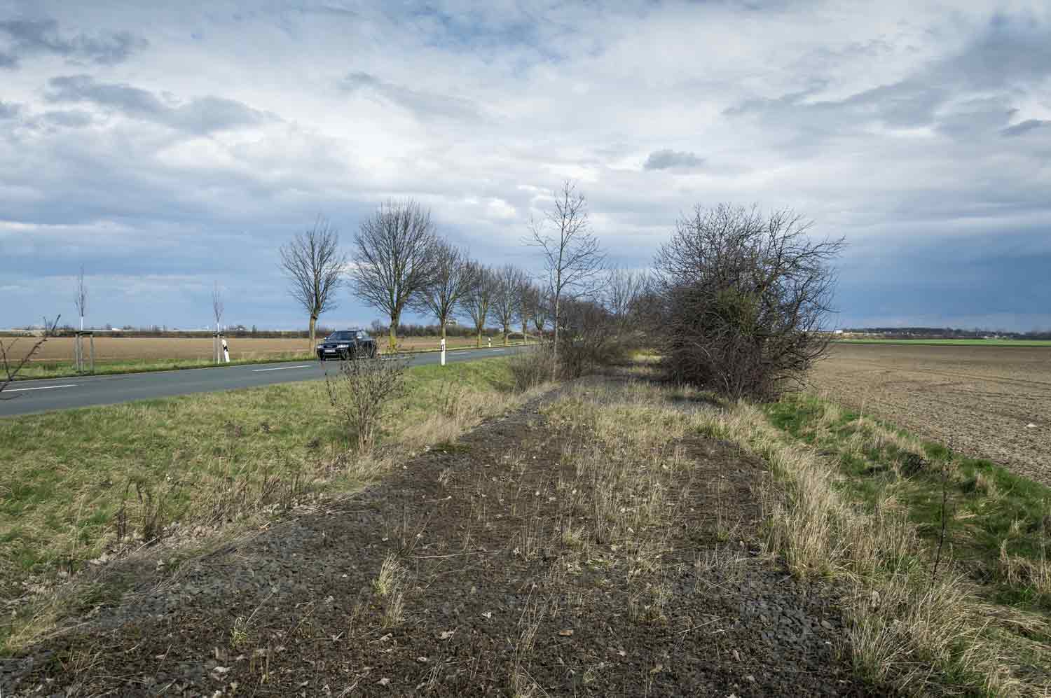 Schotterbett neben Straße