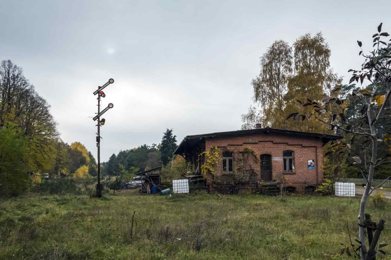 Eisenbahnreste im Bahnhof Malliß Güterschuppen und Signal