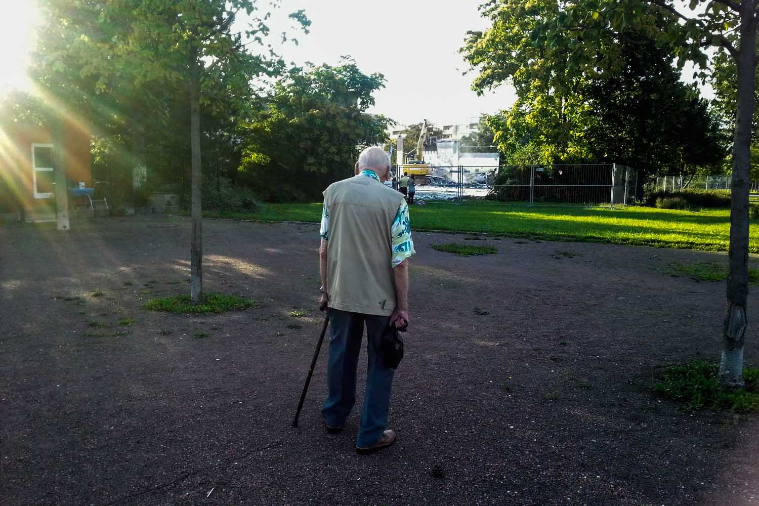 Abriss einer ehemaligen Marktfrisch-Kaufhalle Zuschauer bei Abrissarbeiten