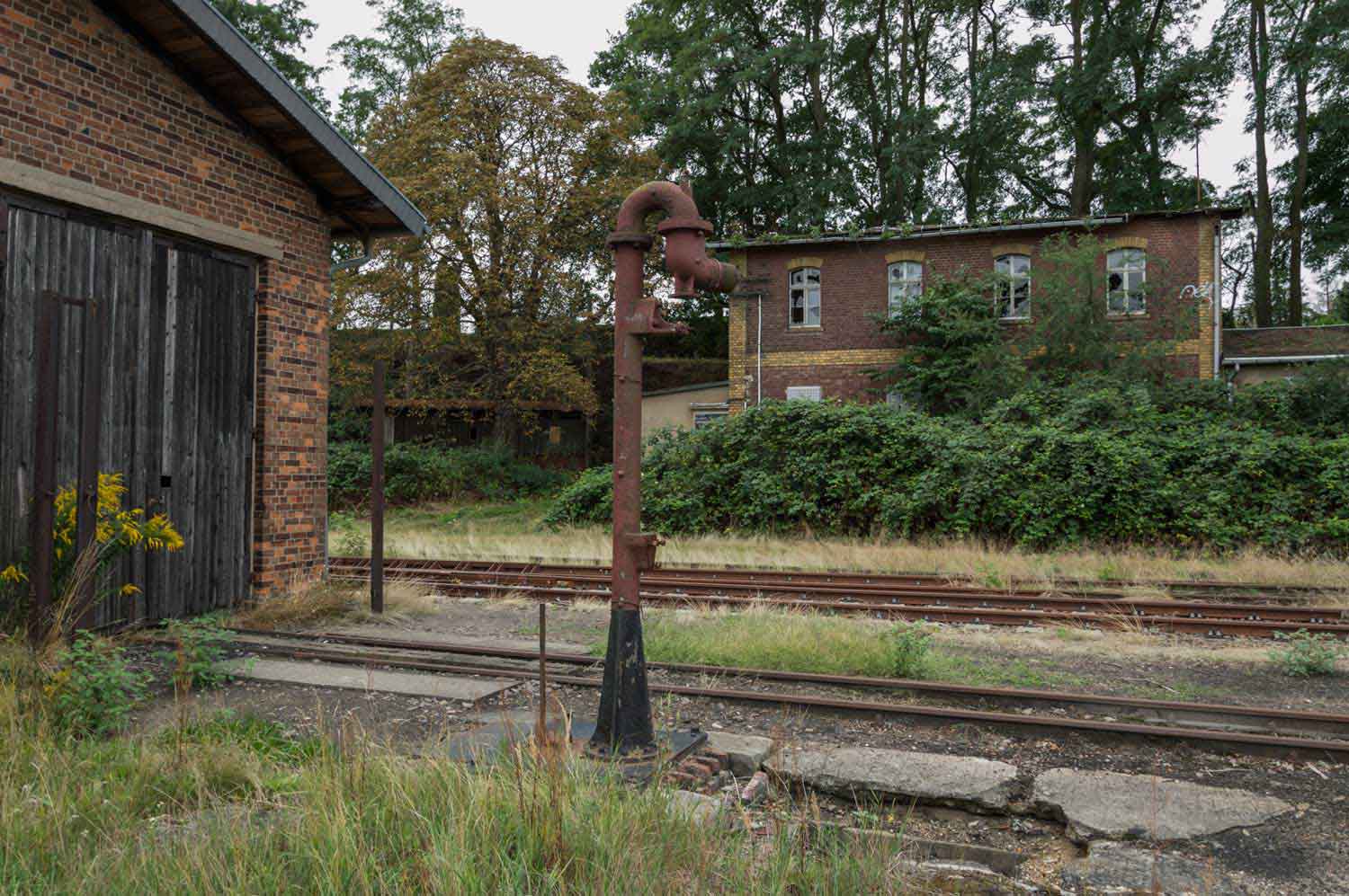 Wasserkran, Lokschuppen und Wohnhaus auf dem Bahnhof Oschatz Wasserkran und Lokschuppen