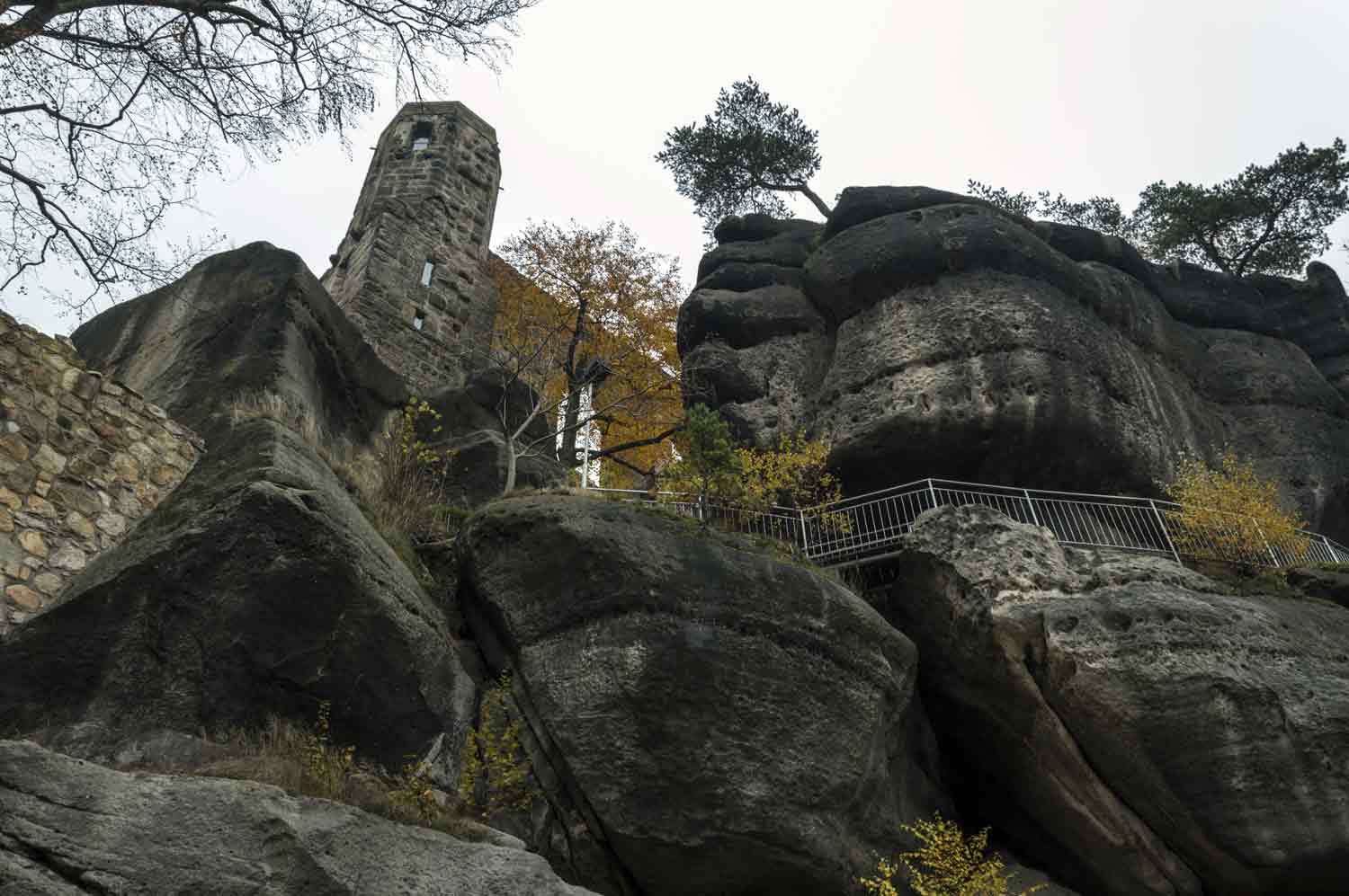 Burgruine auf schmalem Fels