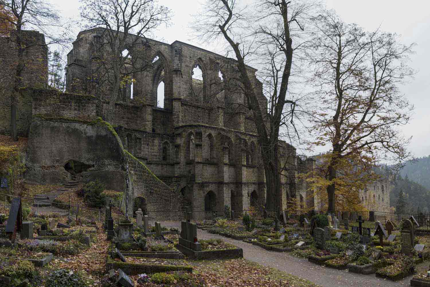 Klosterruine Oybin mit Waldfriedhof