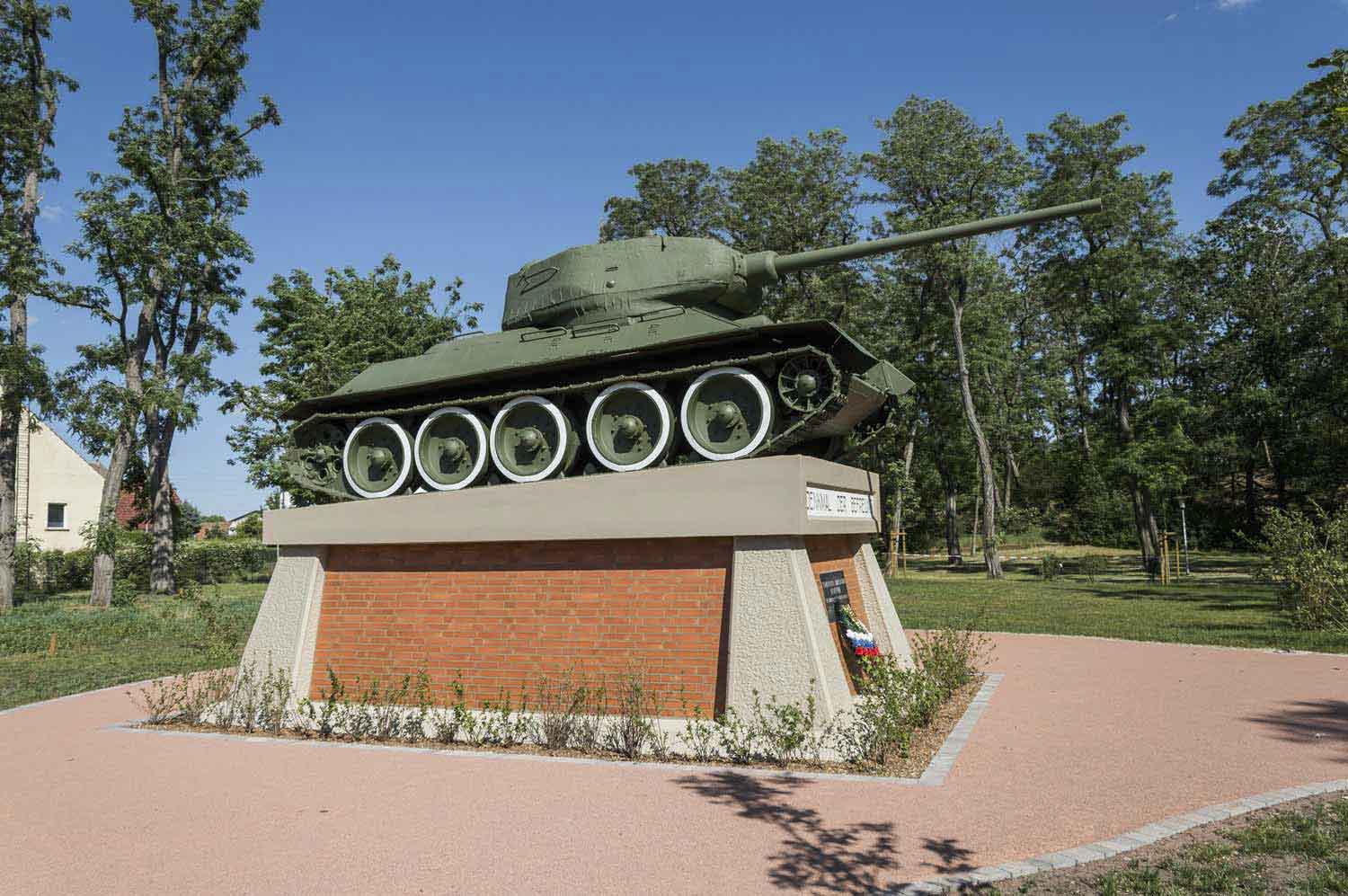 Panzer auf Denkmalsockel
