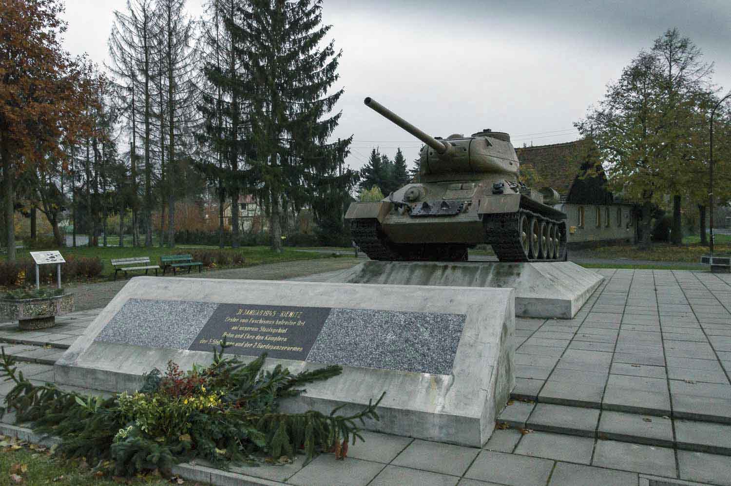 Panzerdenkmal im Dorf Kienitz