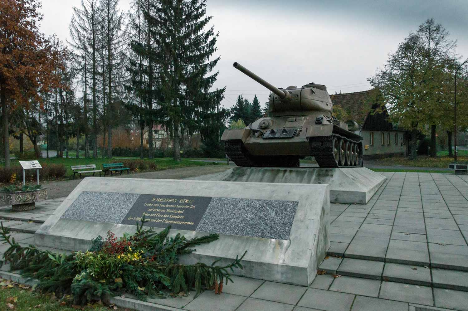 Panzerdenkmal im Dorf Kienitz