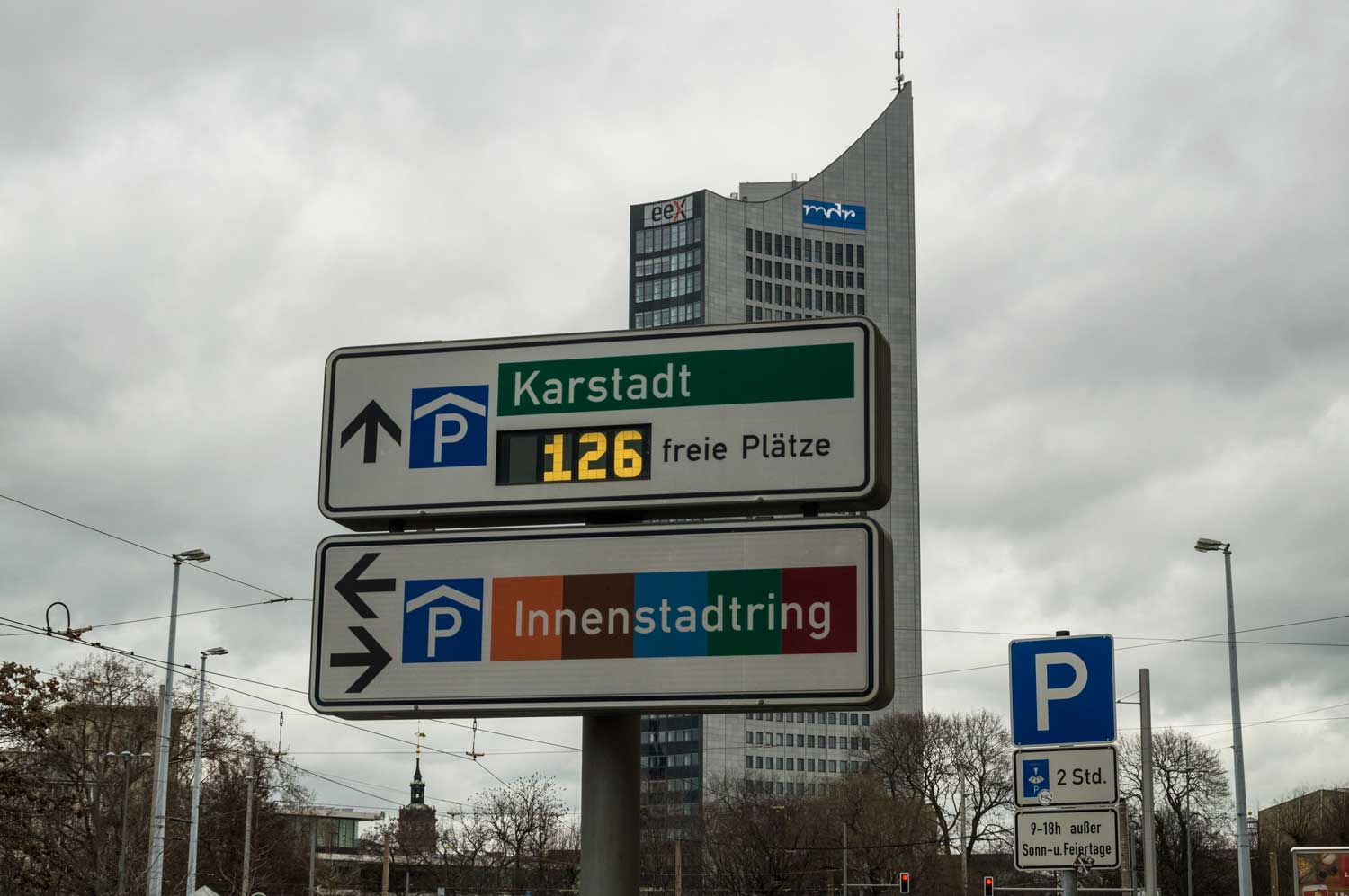 Der Parkplatz ist zu einer teuren Schikane und grünem Politikum geworden Parkplatz-Leitsystems