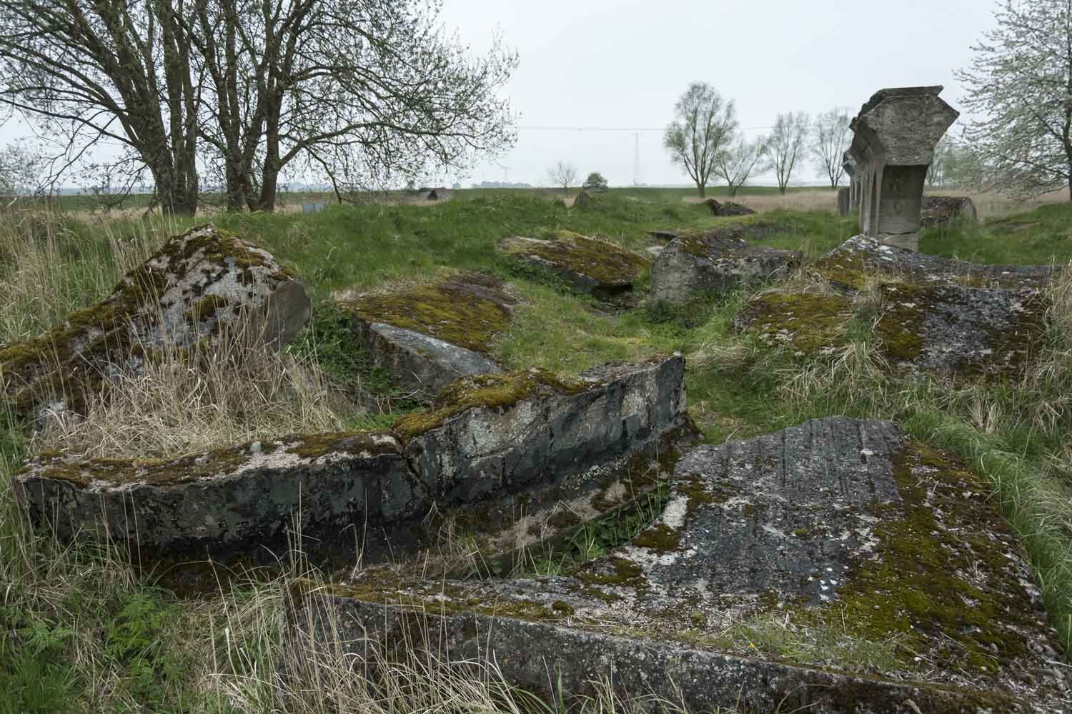 Verteilte Deckentrümmer von Raketenlagerbunker 4 Bunkerreste aus Beton