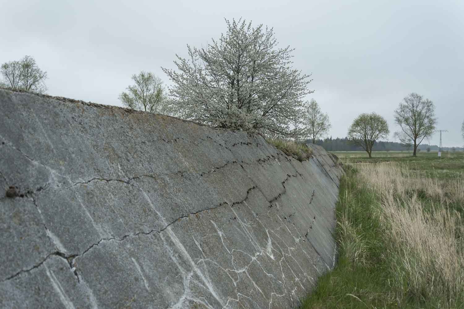 Deckensegment am ehemaligen Raketenlagerbunker 6 Betonwand in Landschaft