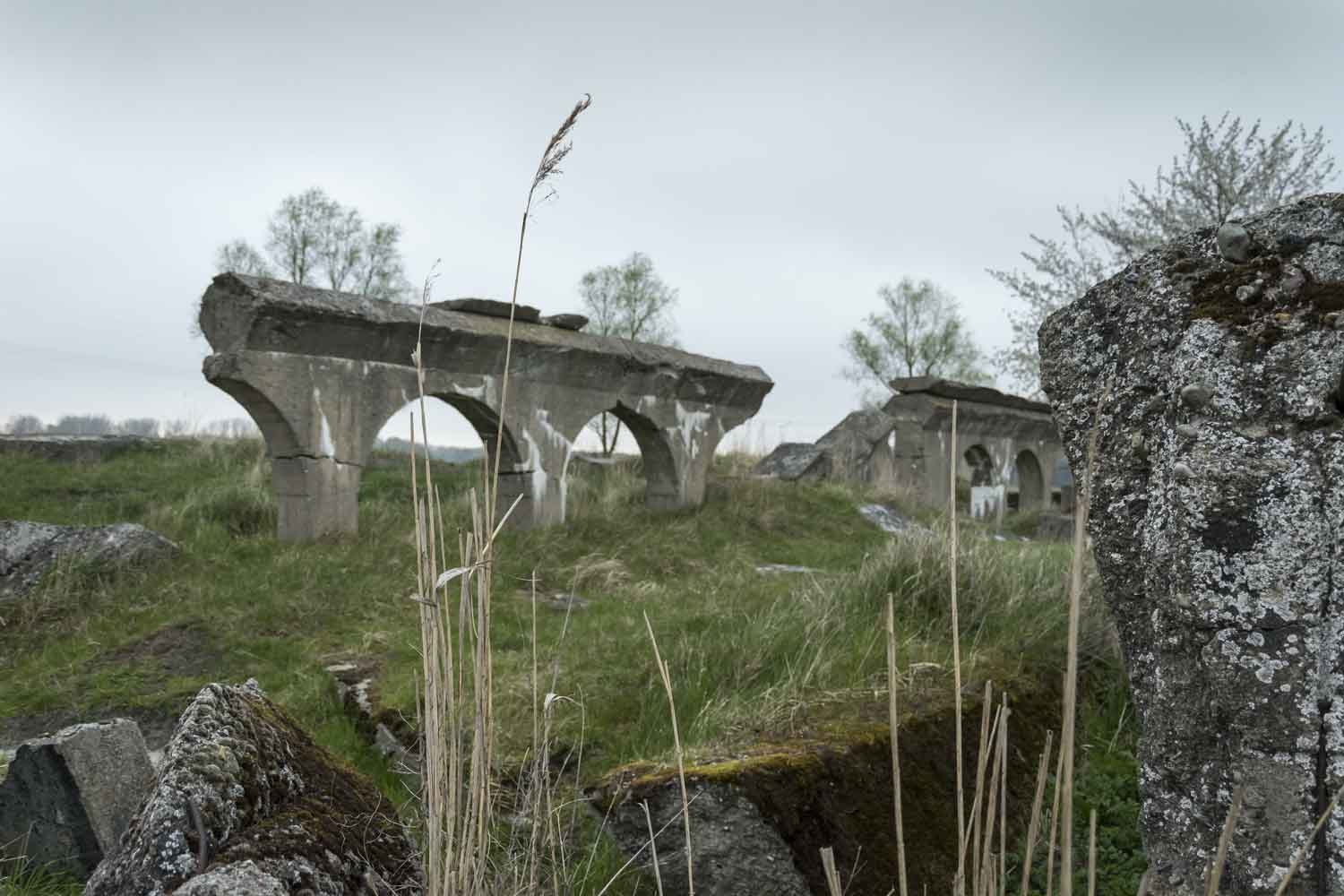 Die solide Konstruktion von Raketenlagerbunker 6 Betonbrocken im Gras