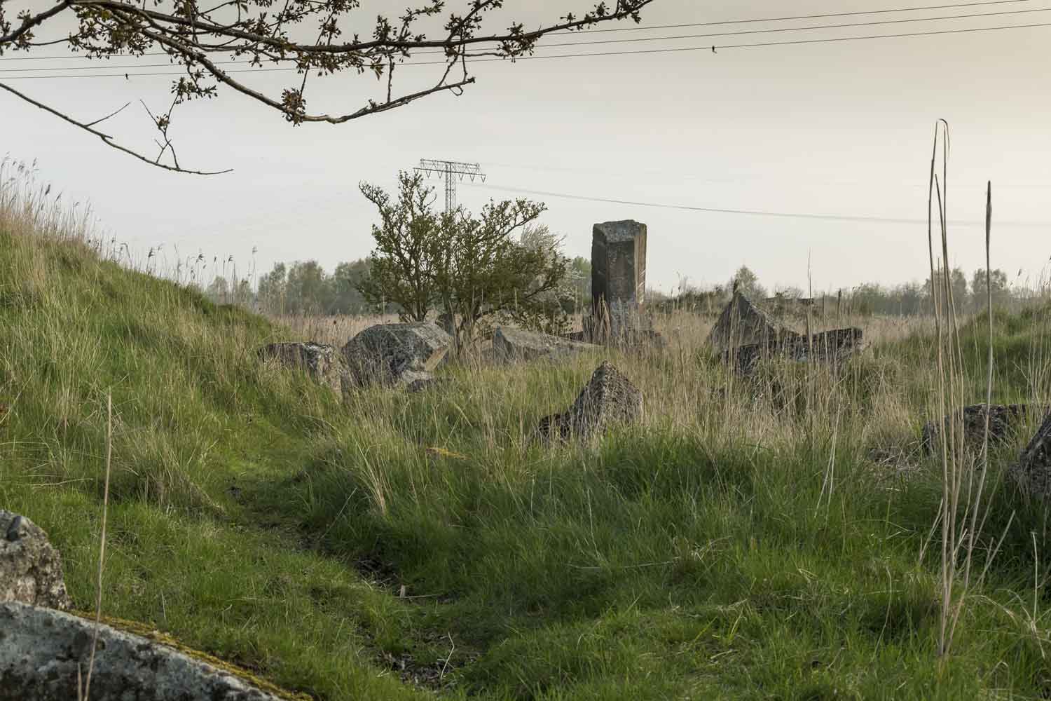 Die Betonreste der einzelnen Bunker sind von unterschiedlicher Größe Betonsegmente in der Wiese