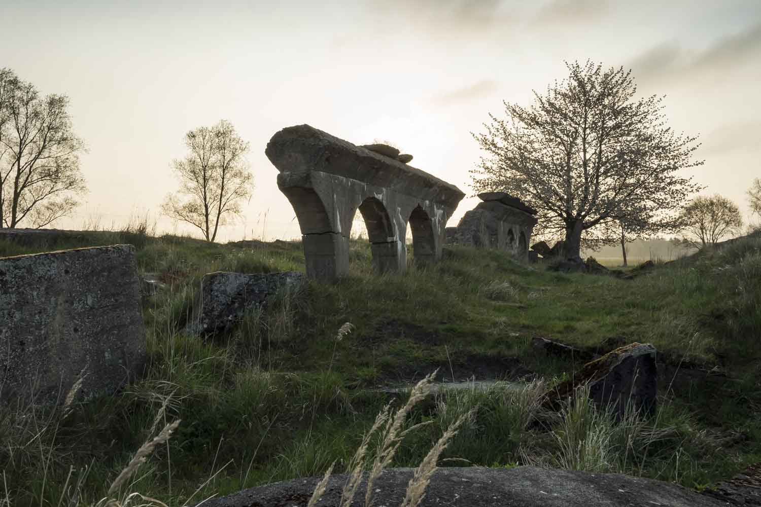 Der mittlere Betonträger von Raketenbunker 6 Trümmerbogen im Morgenlicht