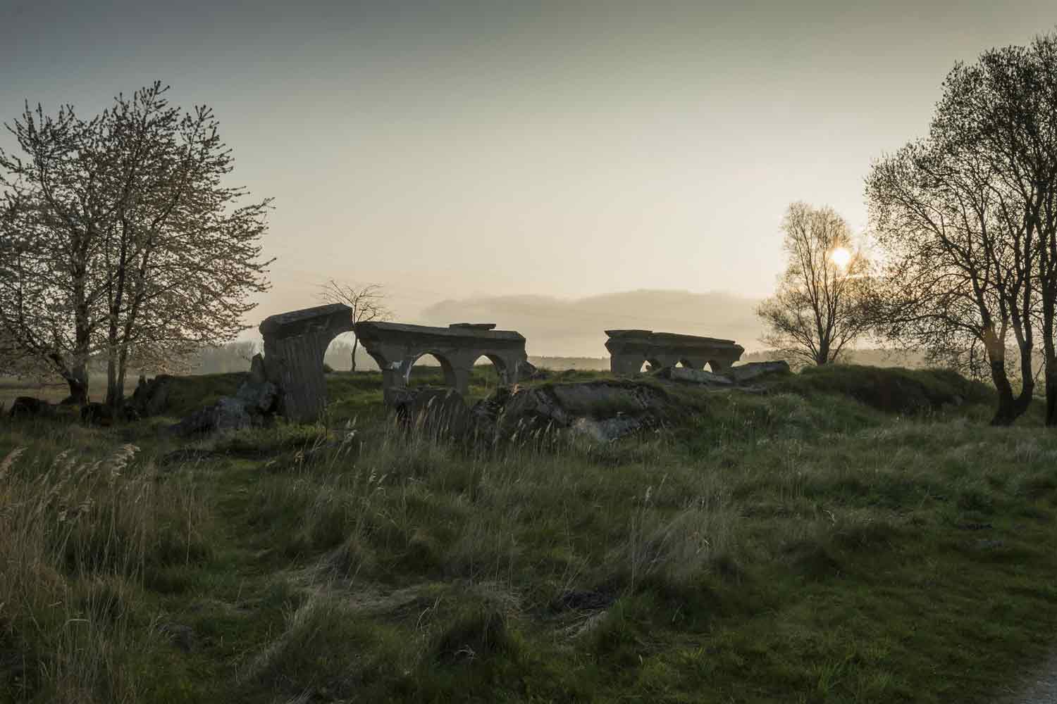 Sonnenaufgang mit Bunkerruine