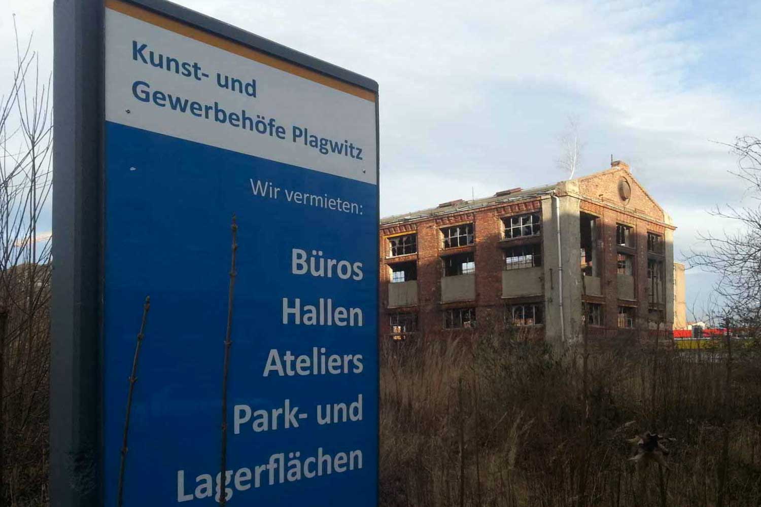 Werbetafel vor Ruine