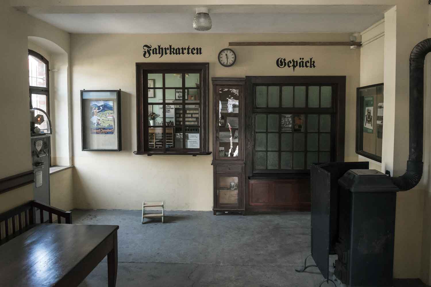 Empfangshalle im Bahnhof Bertsdorf Bahnhofs-Empfangshalle