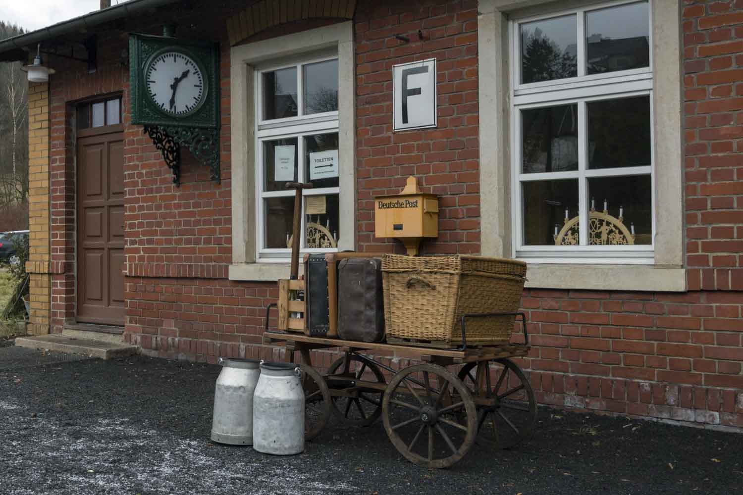 Historisches Reisegepäck und Stückgut bei einer Schmalspurbahn Gepäckkarren