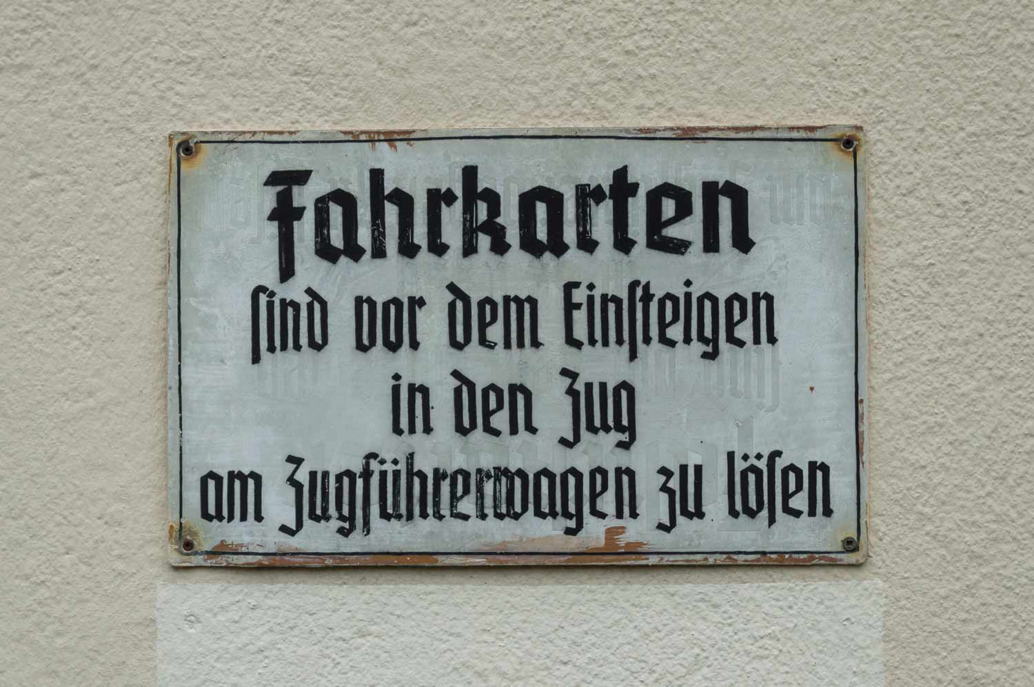 Historisches Hinweisschild in einem Museumsbahnhof Historisches Hinweisschild