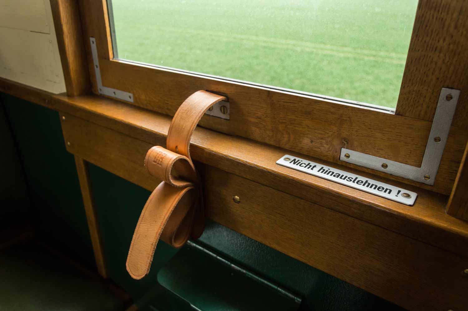 Fenster in einem historischen Reisezugwagen Fenster Eisenbahnwagen