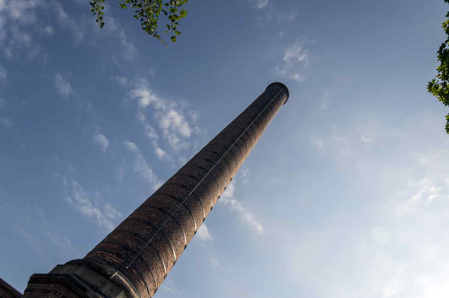 Von einstiger Bedeutung kündet der Schornstein der Leipziger Baumwollspinnerei Sanierter Schornstein
