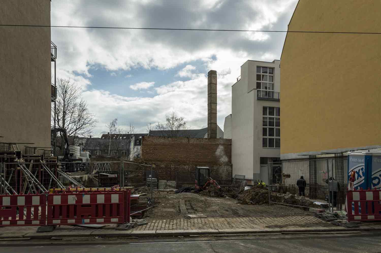 Schornstein einer Heizanlage in Lindenauer Hinterhof Schornstein Hinterhaus