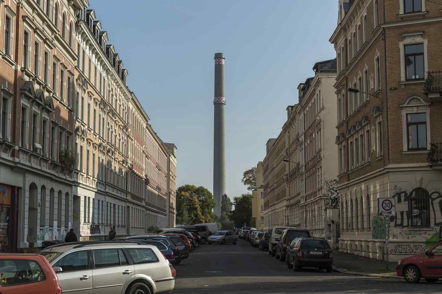 Schornstein des Heizkraftwerkes Süd-Ost in Leipzig-Connewitz Schornstein hinter Straße