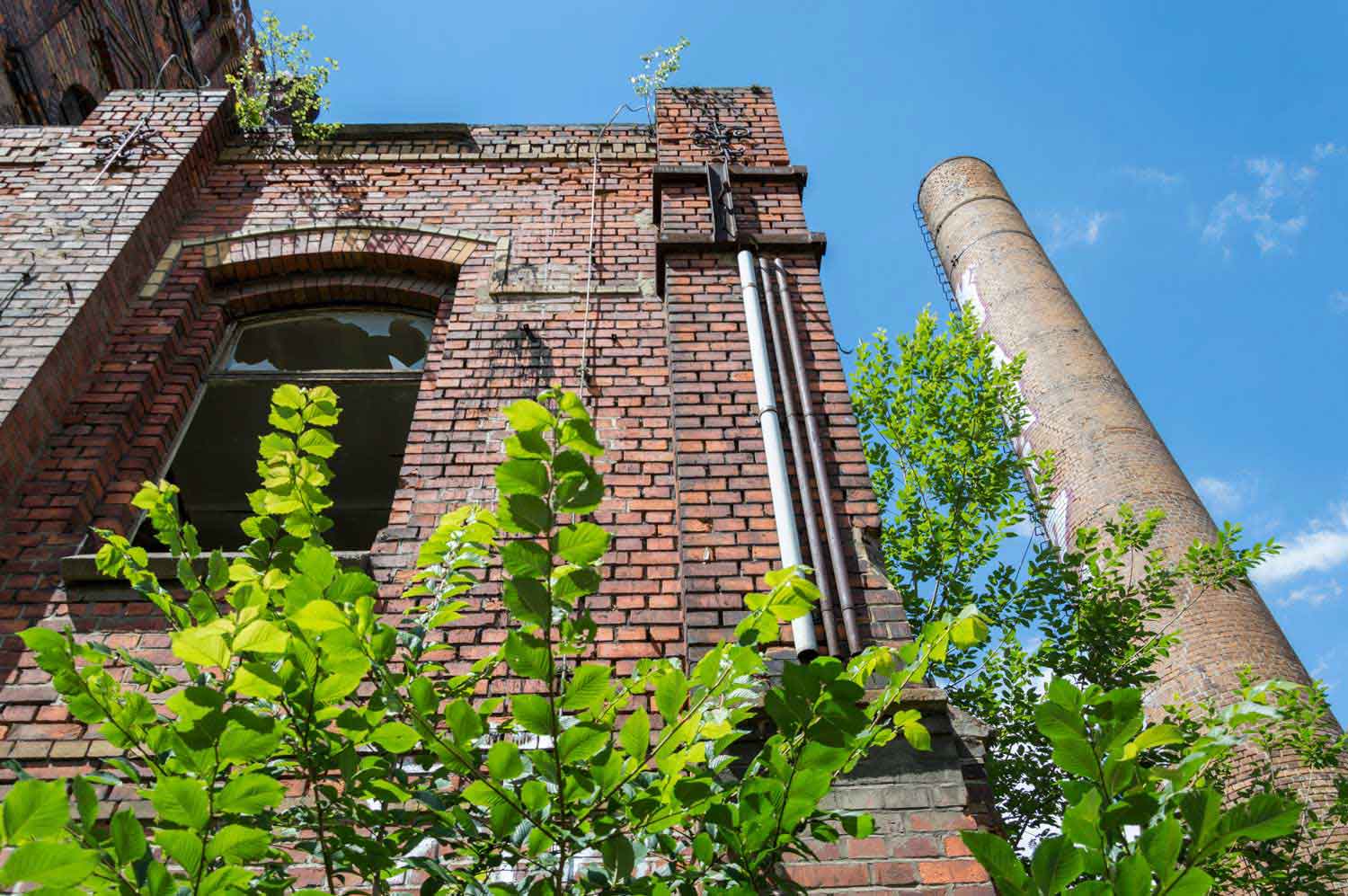 Noch steht der Schornstein neben der verlassenen Fabrikanlage Fabrikruine und Schornstein