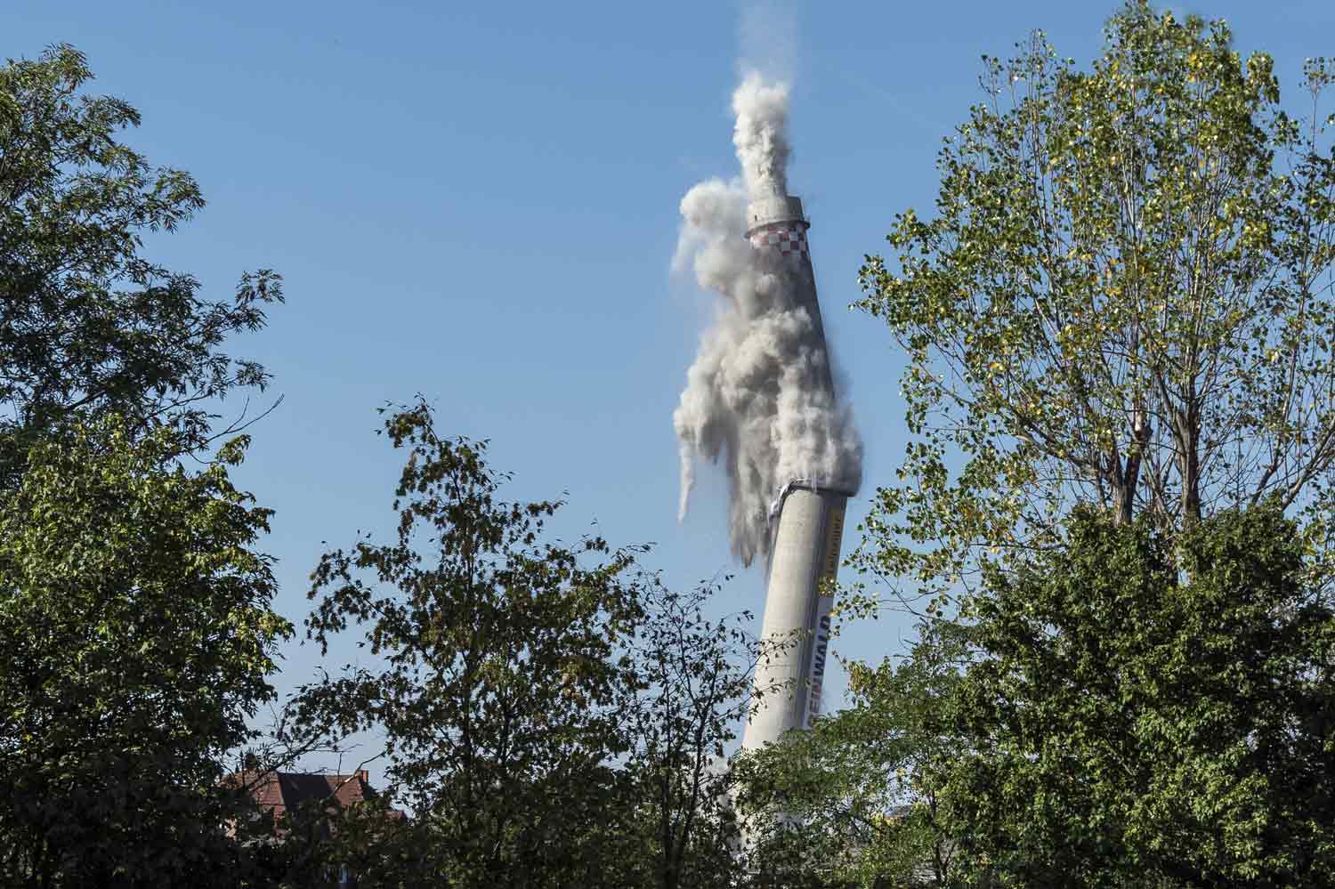 Zum Beitrag 'Aussterbende Industrie-Symbole' Sprengung Kraftwerksschornstein