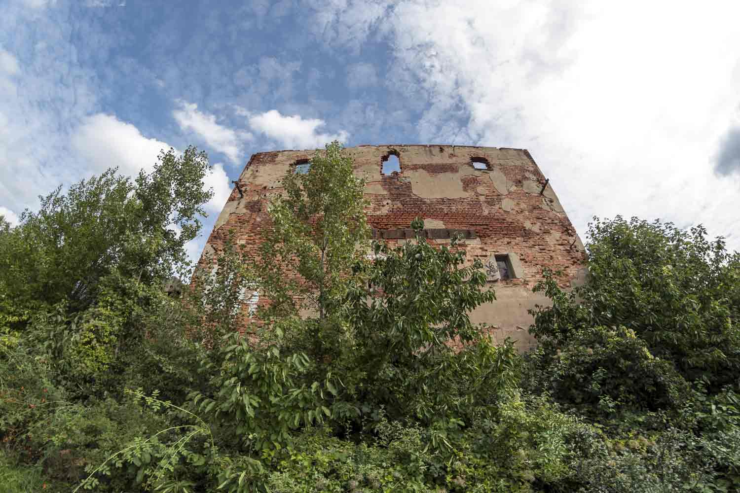 Der Bahnhofsausbau brauchte Platz Aufblick an Südwest-Fassade