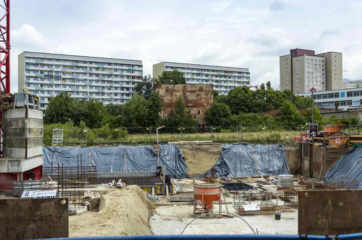 Baugrube im Zuge der Kohlenstraße auf der Südwestseite des Bahnhofsareals Ruinen hinter Baugrube