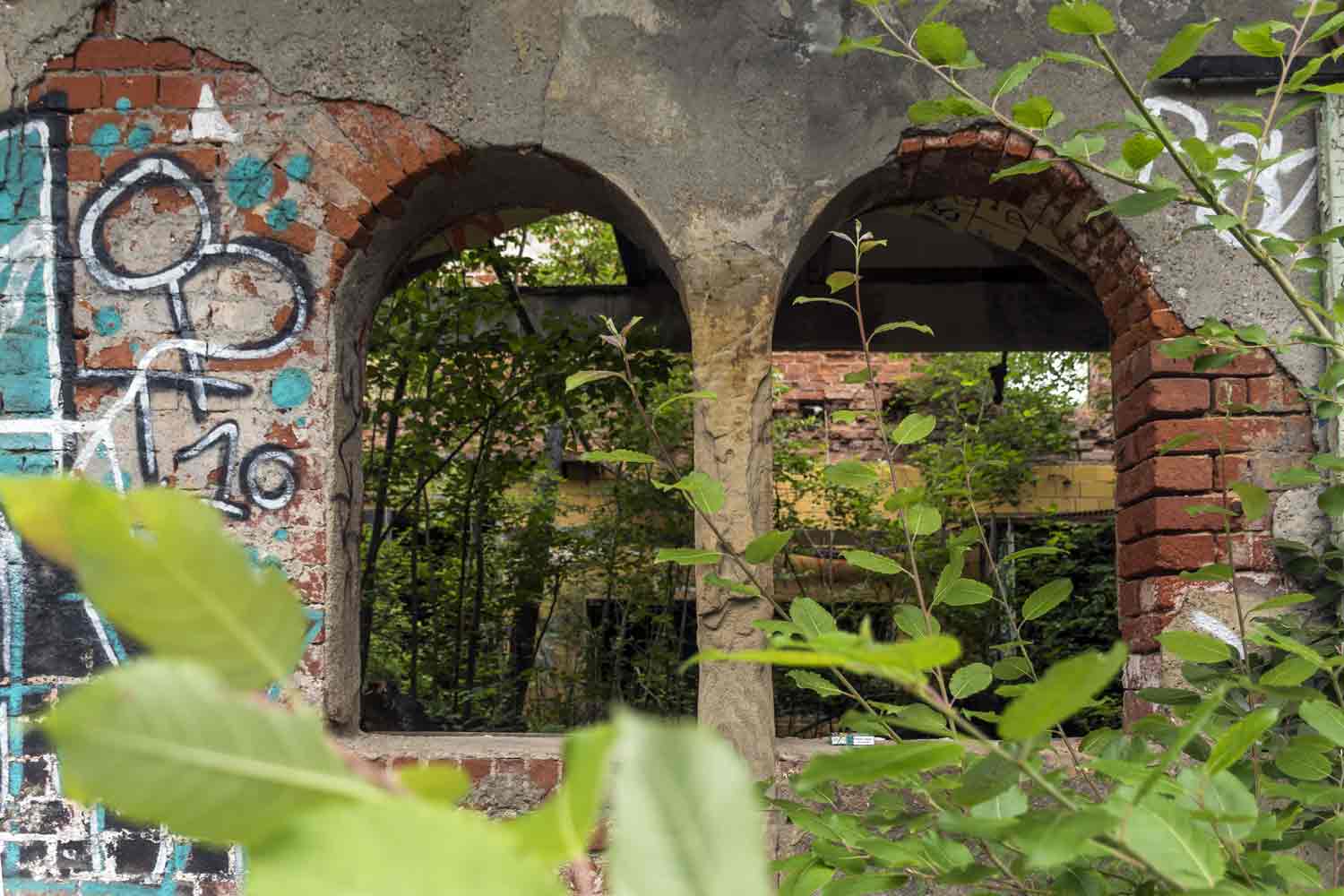 Von den Betriebsstätten aus der Anfangszeit des Bayerischen Bahnhofs verschwinden die letzten Zeugen Fensterbögen in Ruine