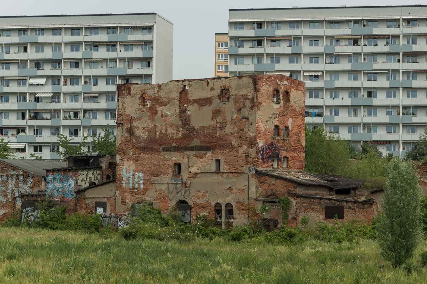 Ruinen vor Neubaufront