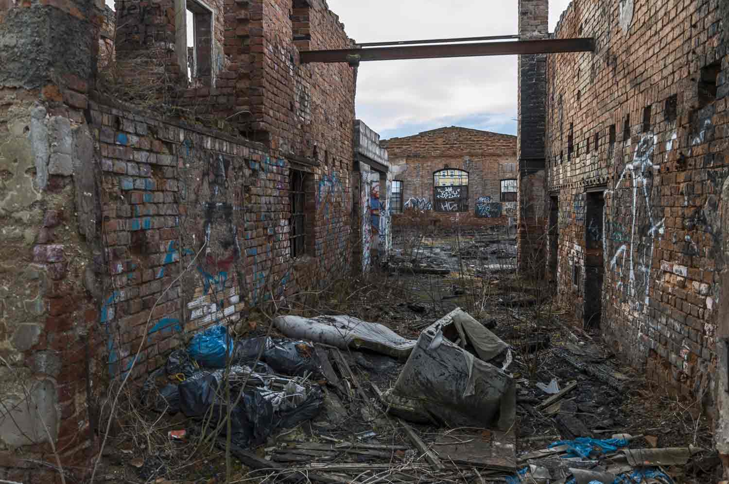 Kahle Mauern, fehlende Dächer, Schutt und Müll - ohne Vegetation noch unansehnlicher Müll und kahle Mauern