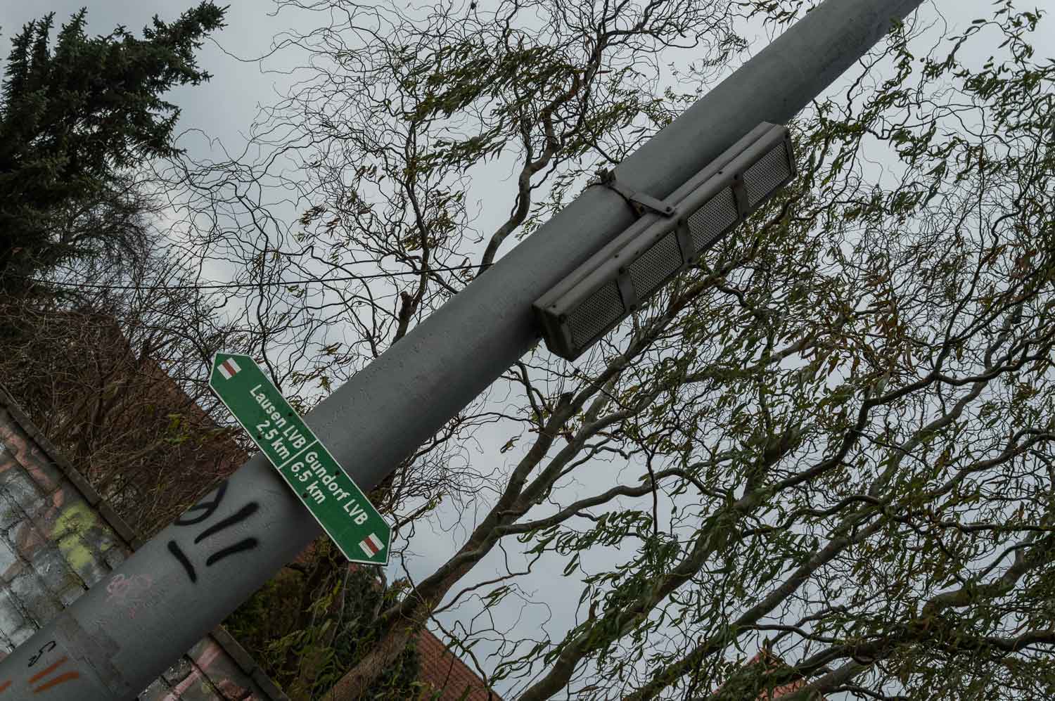 Lautsprecher im modernen grauen Outfit an der Straßenbahn-Endstelle Miltitz Lautsprecher an Straßenbahn-Endstelle