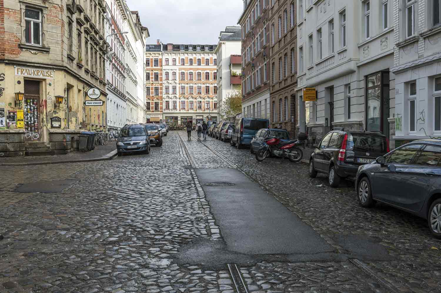 In manchen Straßen liegen noch die Gleise längst stillgelegter Streckenteile Alte Schienen