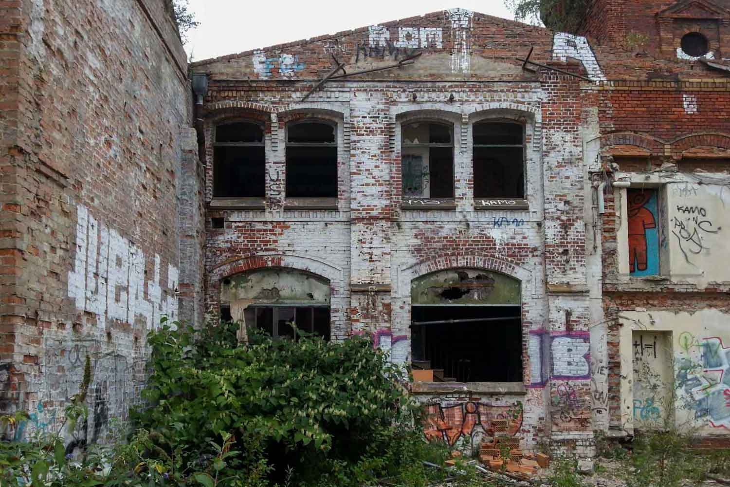 Freigelegte Fassade am Verwaltungsgebäude Fassade Ruine