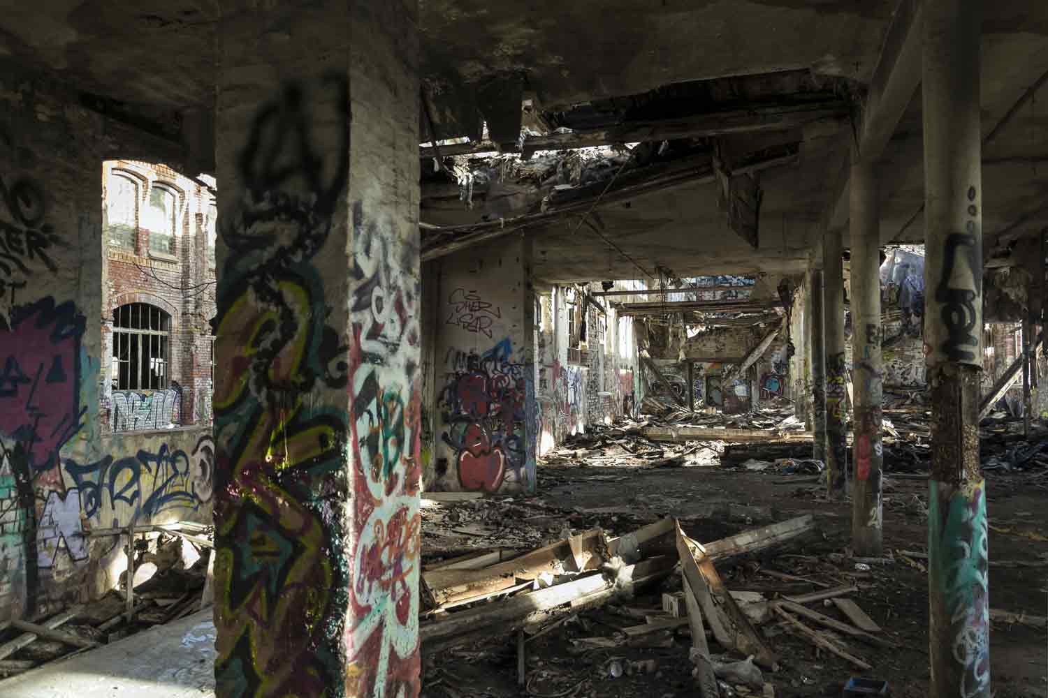 Chaos in der ehemaligen Maschinenbaufabrik Swiderski Zugemüllte Fabrikhalle