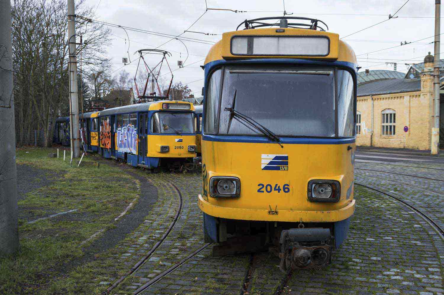 Ausrangierte Straßenbahnen von vorn