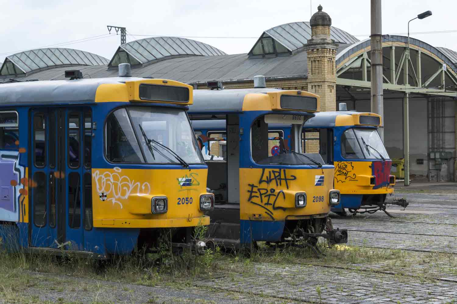Straßenbahn in Dreierreihe