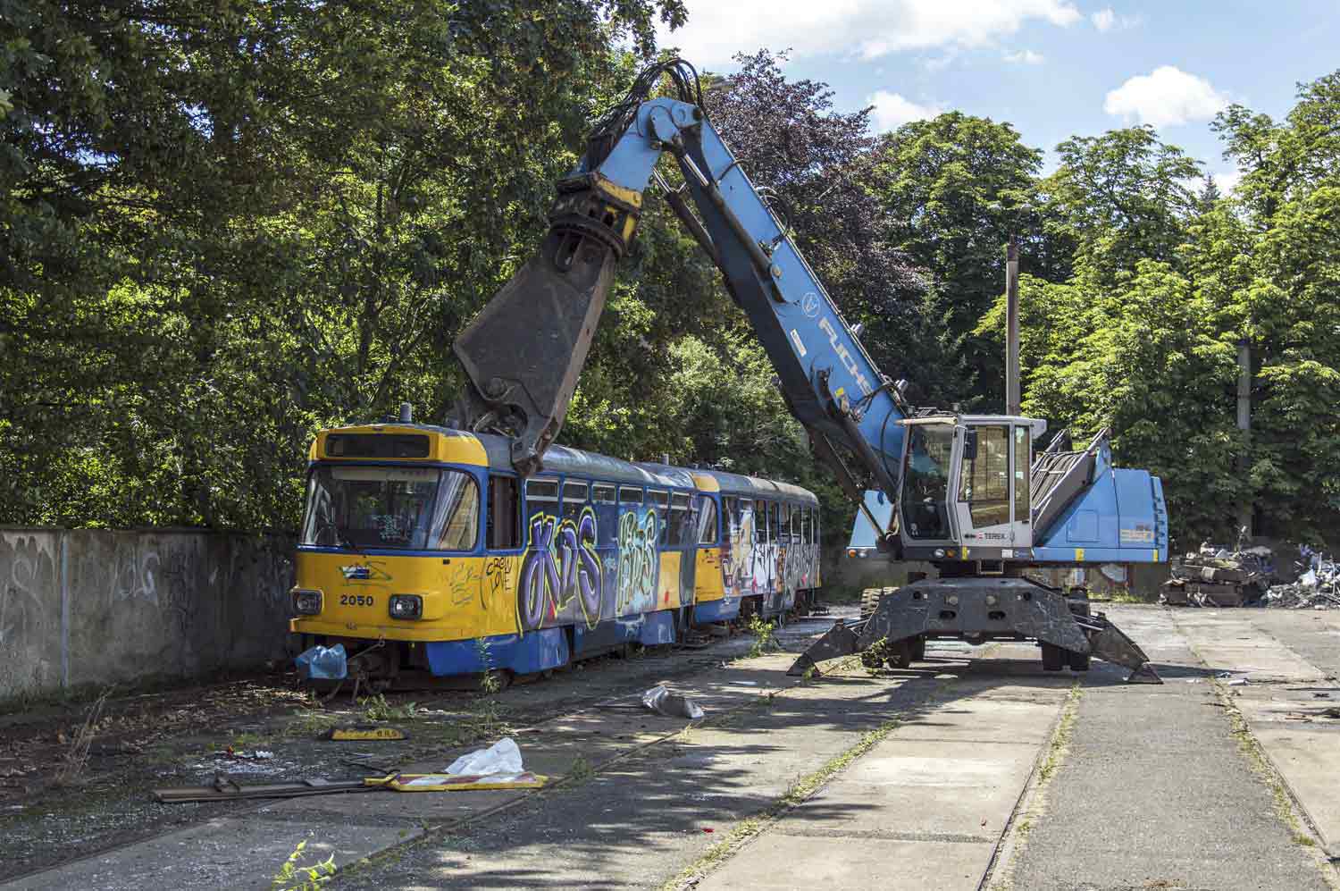 Straßenbahn und Schrottschere