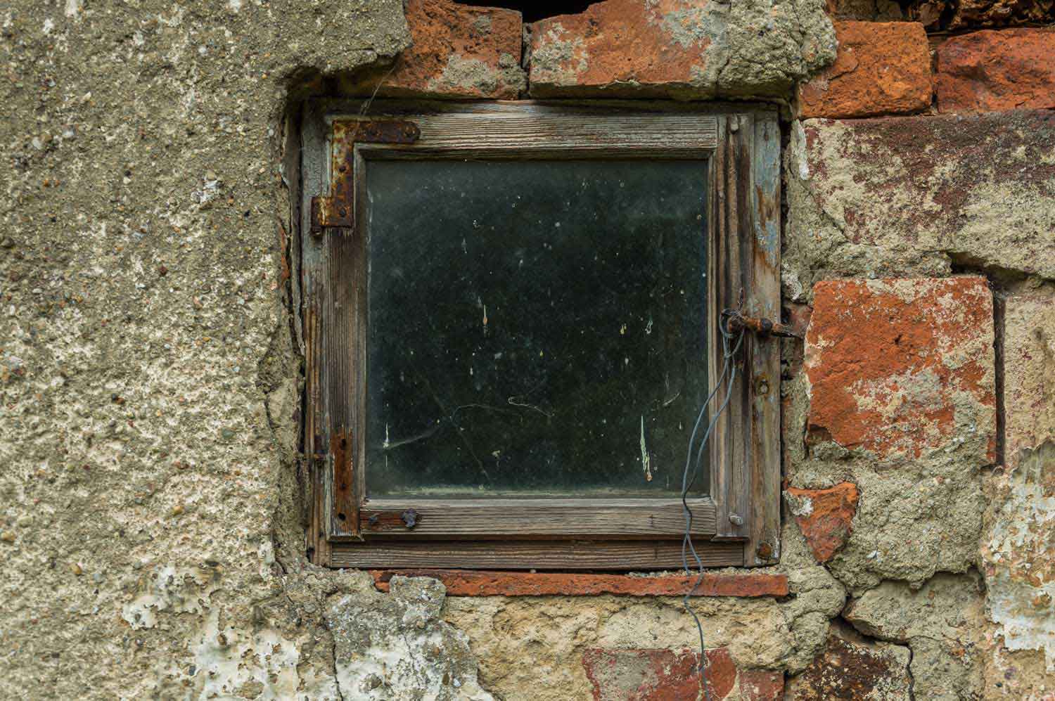 Ein altes Fenster, morode Bausubstanz Fenster im Untergeschoss