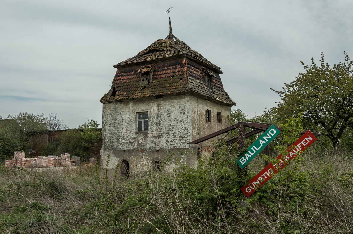 Maklerwerbung: Bauland günstig zu verkaufen Taubenhaus mit Maklerwerbung