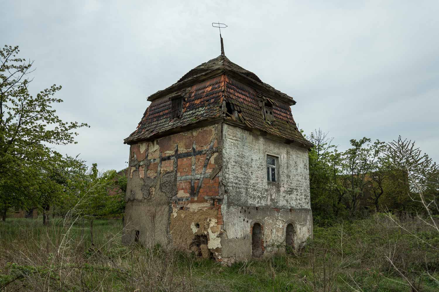 Einsamer Gebäuderest eines größeren Ensembles Gesamtansicht Taubenhaus