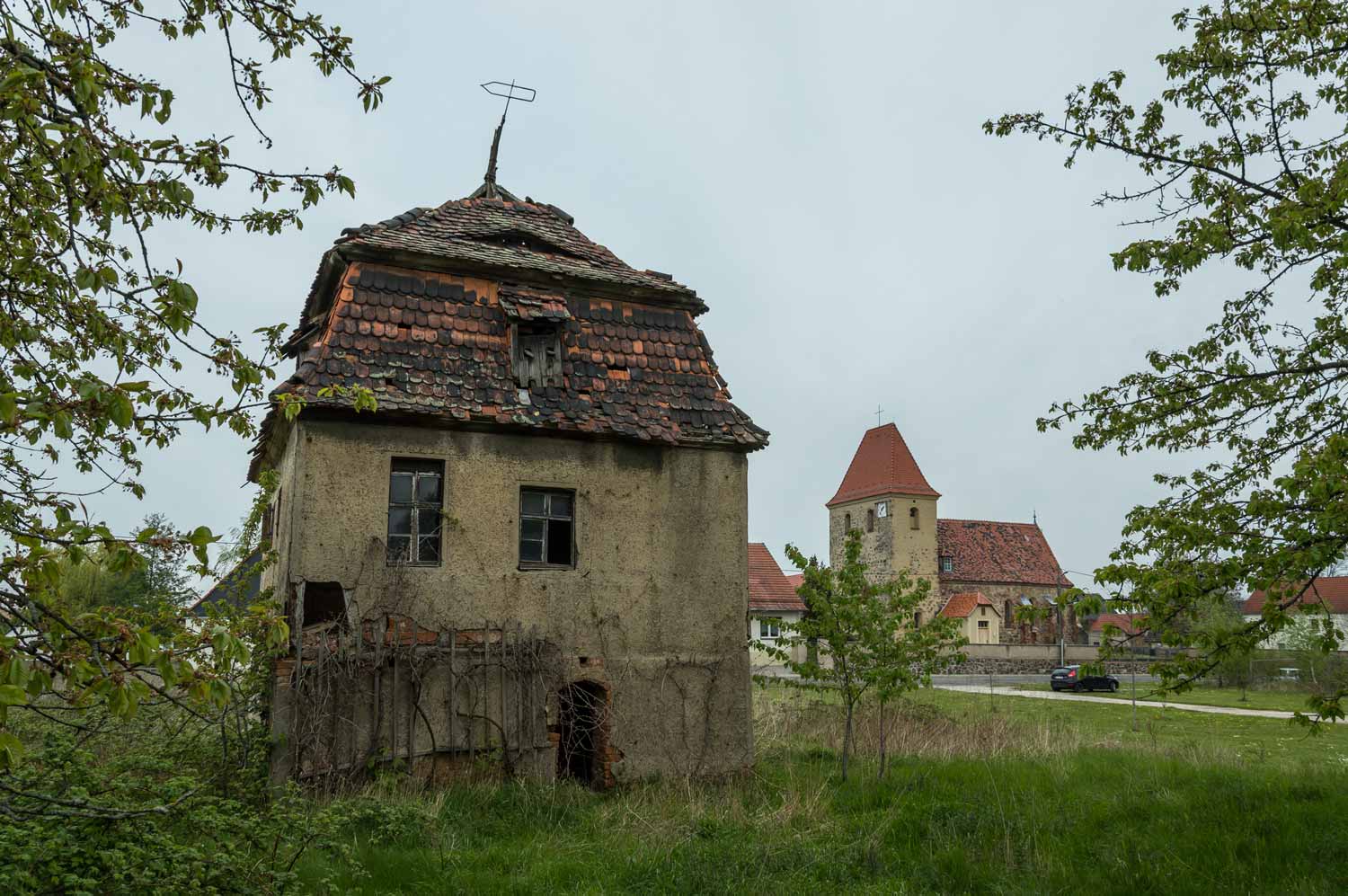 Blick zur Pfarrkirche Freiroda Taubenhaus und Kirche