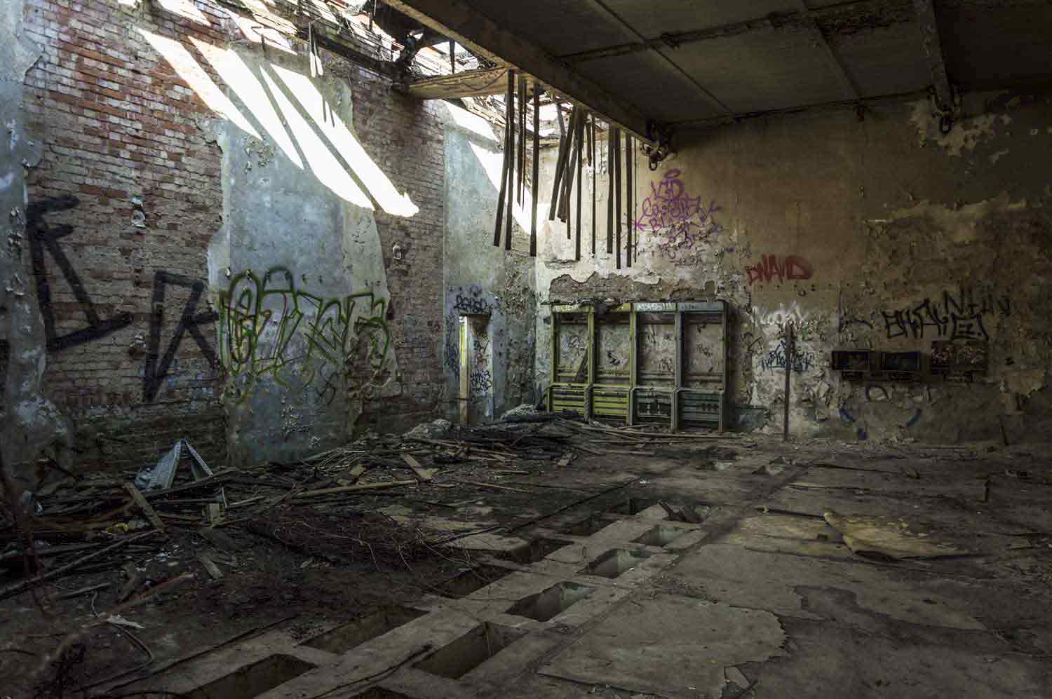 Verfallene und beräumte Nebenhalle Verfallene Nebenhalle